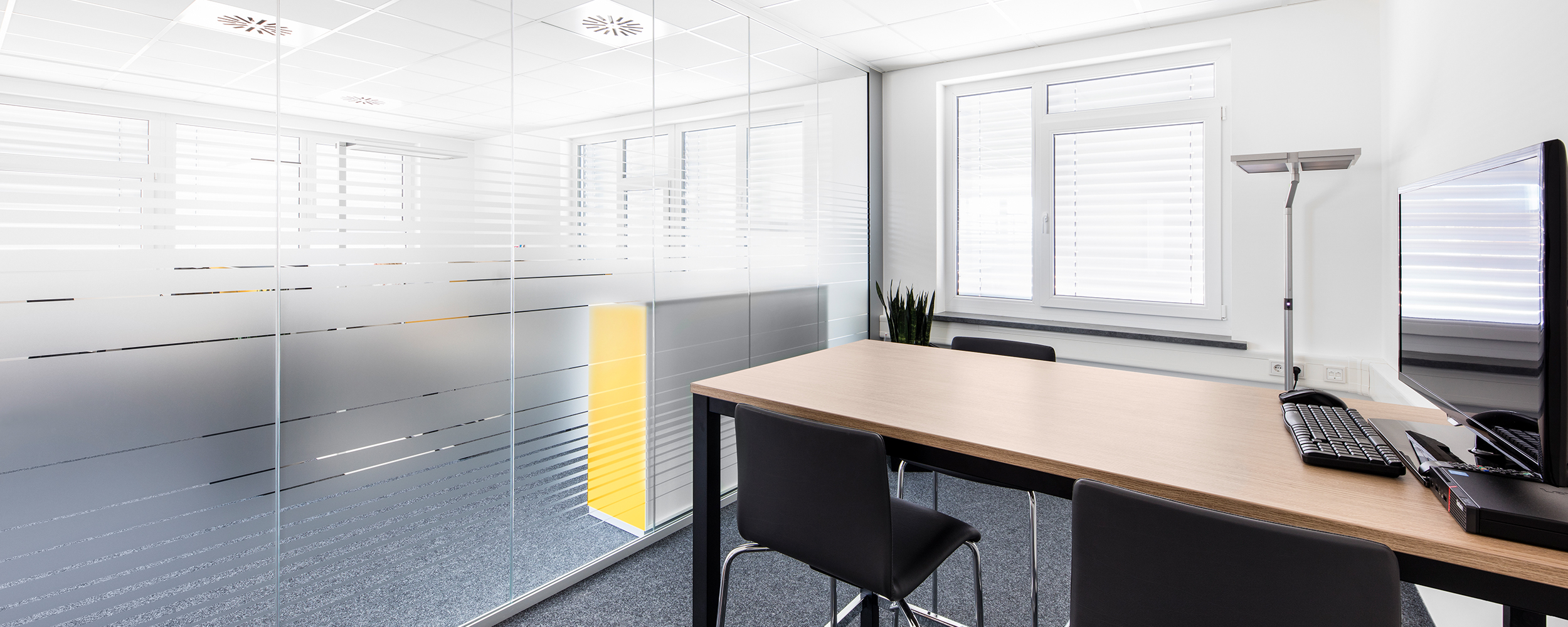 Einzelbüro mit Glaswand in der Steuerkanzlei SWRP